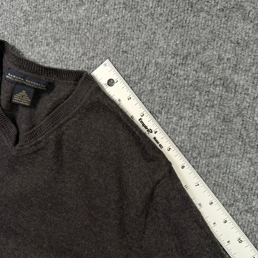 Banana Republic Sweater Mens M Gray Extra Fine Italian Merino Wool V-Neck Knit